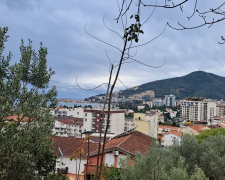 Pogled na grad, more i brda sa ove lokacije. - image 4