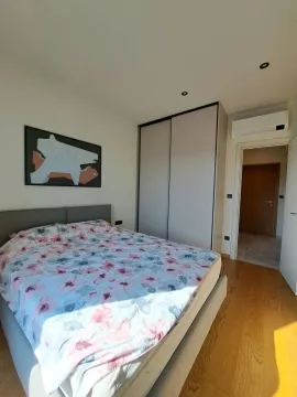 Namještena spavaća soba sa bračnim krevetom, plakarom i klima uređajem. - image 4