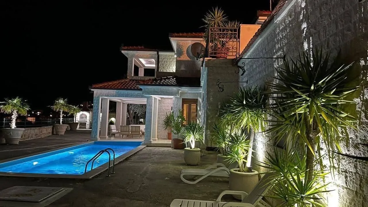 Rent, house, 360m², Bar, Crna Gora