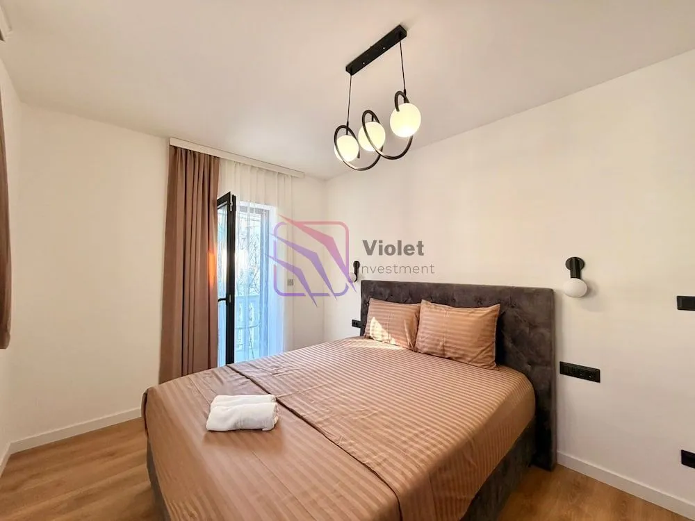 Bedroom with a double bed and access to the terrace.
