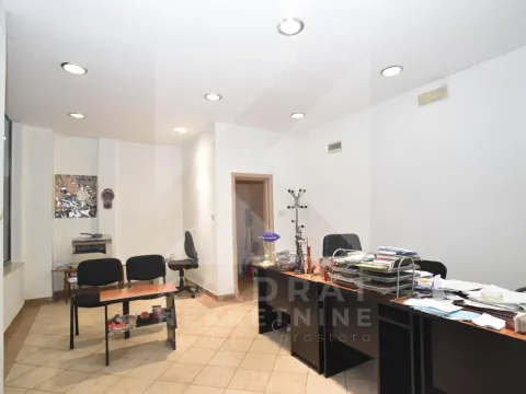 Izdavanje, poslovni prostor, 33m², Centar, Podgorica - image 3