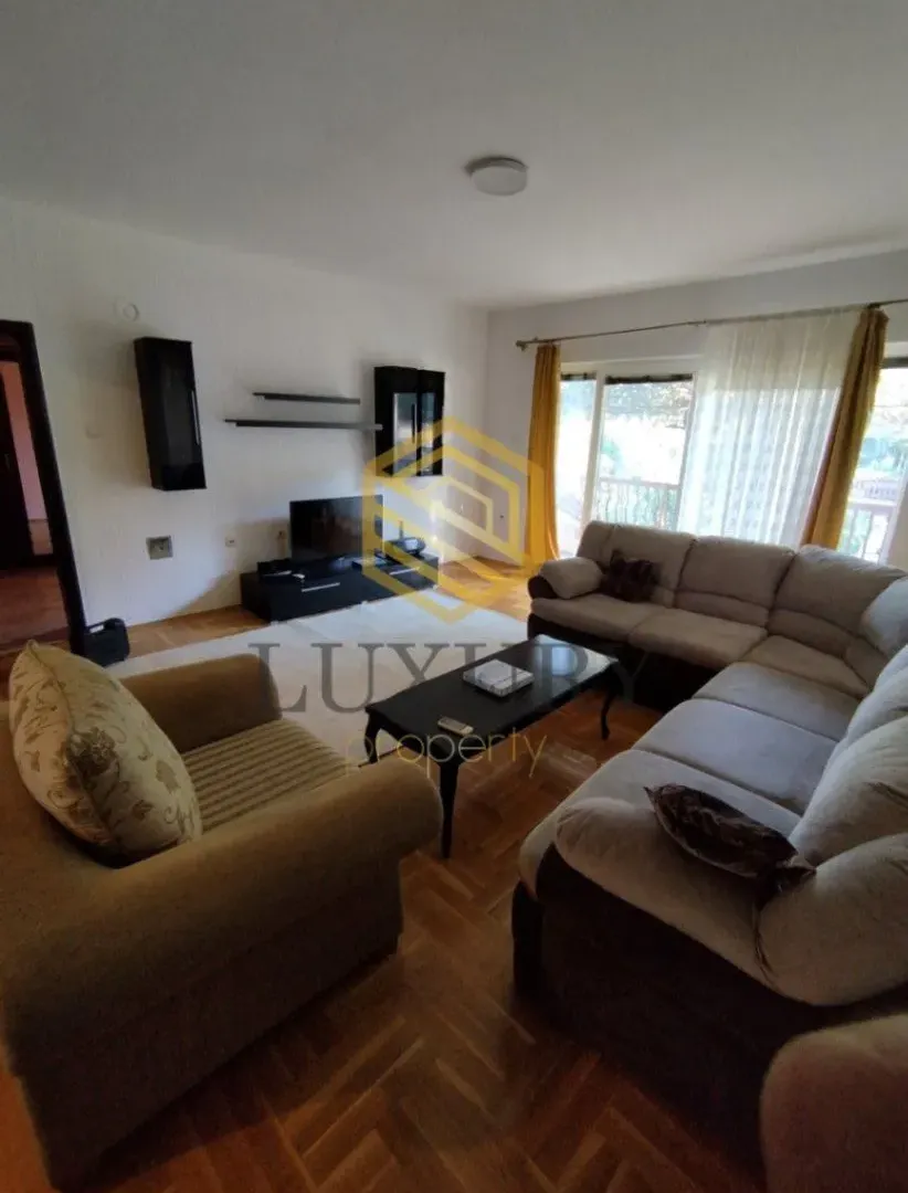 Izdavanje, trosoban stan, 130m², Tološi, Podgorica