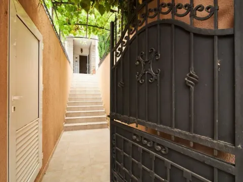 Prodaja, kuća, 495m², Ivanovići, Budva - image 2