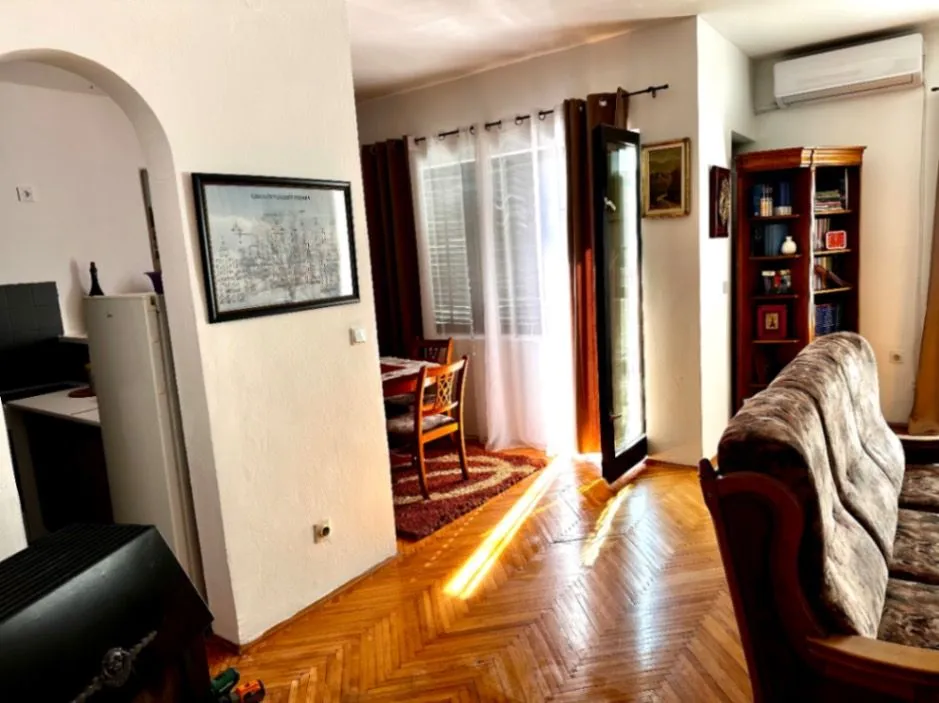 Izdavanje, trosoban stan, 80m², Cetinje, Crna Gora