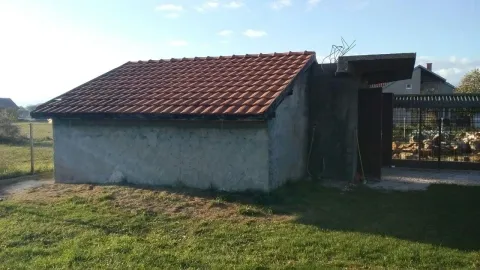 Pomoćni objekat sa krovom od crijepa na travnatom placu. - image 4