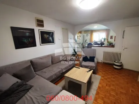 Dnevna soba sa garniturom, stočićem i pogledom prema trpezariji. - image 5
