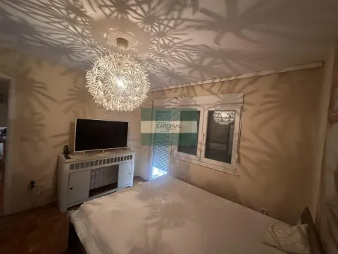 Spavaća soba sa bračnim krevetom, televizorom i lusterom sa posebnim efektom svetlosti na plafonu. - image 14