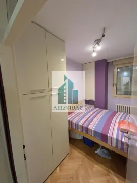 Manja spavaća soba sa krevetom i ugradnim ormarom. - image 14