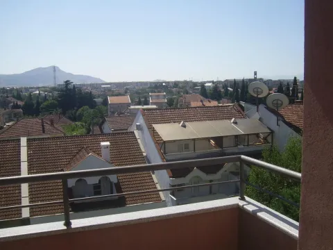 Pogled sa balkona na okolna naselja i planine u daljini. - image 9