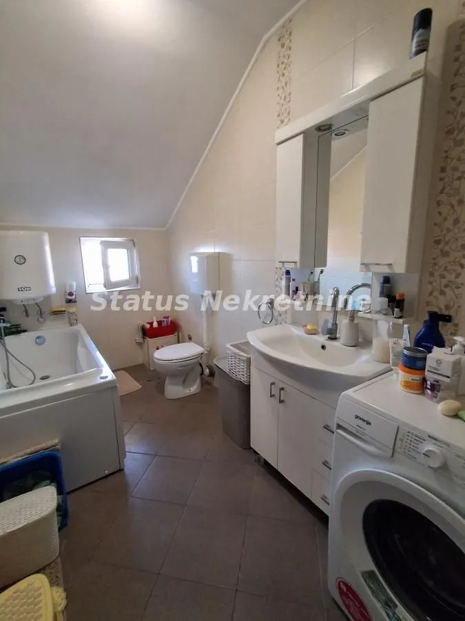 Kupatilo sa kadom, umivaonikom, WC šoljom i veš mašinom.