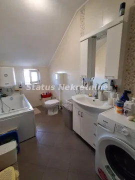 Kupatilo sa kadom, umivaonikom, WC šoljom i veš mašinom. - image 27