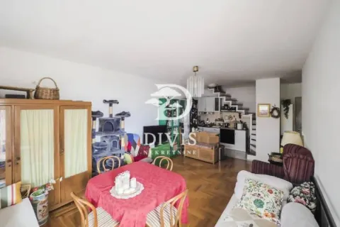 Dnevna soba sa trpezarijom i stepeništem koje vodi na sprat. - image 7