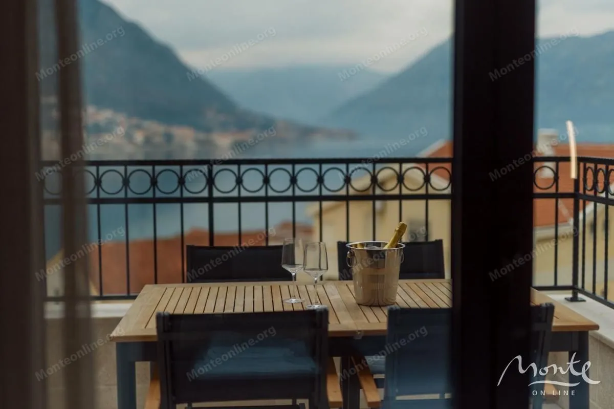 Prodaja, trosoban stan, 191m², Dobrota, Kotor