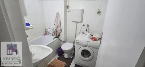 Manje kupatilo sa kadom, wc šoljom, umivaonikom i veš mašinom. - image 5