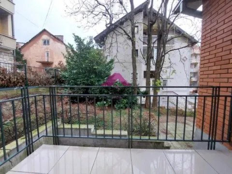 Pogled sa popločane terase na dvorište i okolne kuće. - image 17