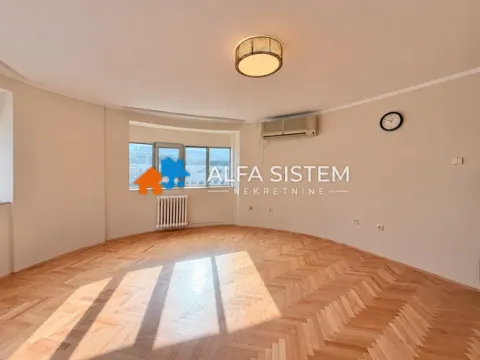 Empty room with parquet flooring and air conditioning. - image 25