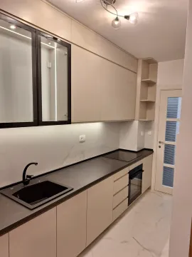 Svijetla moderna kuhinja sa crnom radnom pločom i ugradnim aparatima. - image 7
