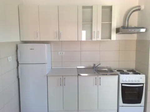 Jednostavna bijela kuhinja sa frižiderom, šporetom i sudoperom. - image 9