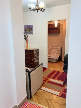 Pogled iz hodnika na dnevnu sobu sa parketom i tepihom. - image 4