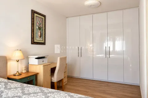 Spavaća soba sa velikim ugradnim garderoberom, krevetom i radnim stolom. - image 10