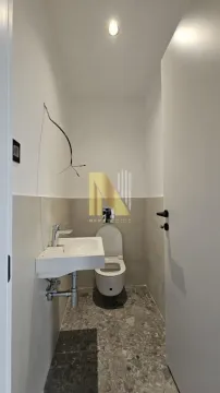 Manje kupatilo sa umivaonikom i šoljom. - image 7