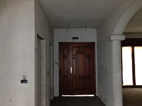 Prodaja, kuća, 381m², Momišići, Podgorica - image 2