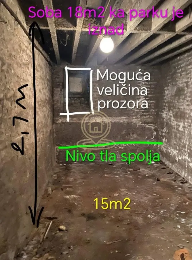 Pogled na neuređenu prostoriju u suterenu sa ispisanim dimenzijama i naznakama za adaptaciju.