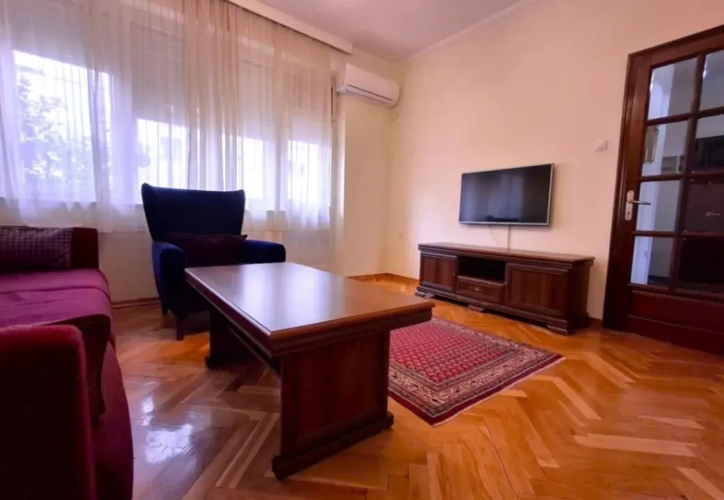 Izdavanje, jednosoban stan, 95m², Centar, Podgorica