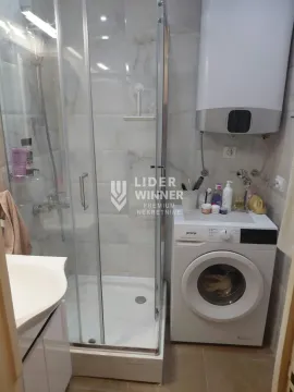 Kupatilo opremljeno tuš kabinom, umivaonikom i veš mašinom. - image 3