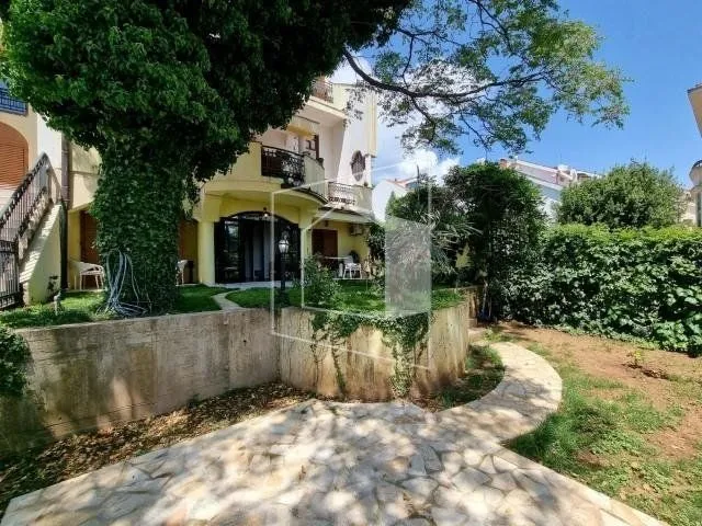 View of the courtyard and house facade with a paved walkway.