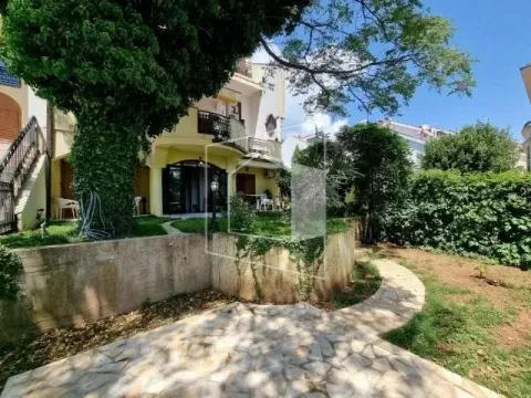 View of the courtyard and house facade with a paved walkway. - image 17