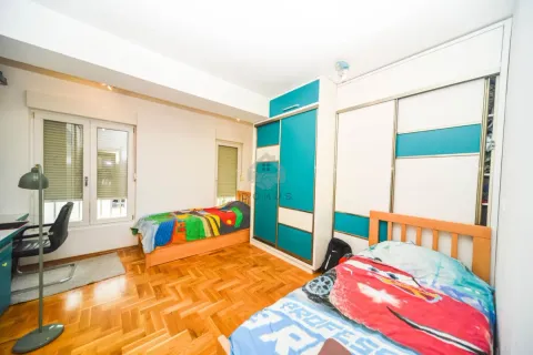 Dječja soba sa dva kreveta, velikim plakarom i radnim stolom. - image 6