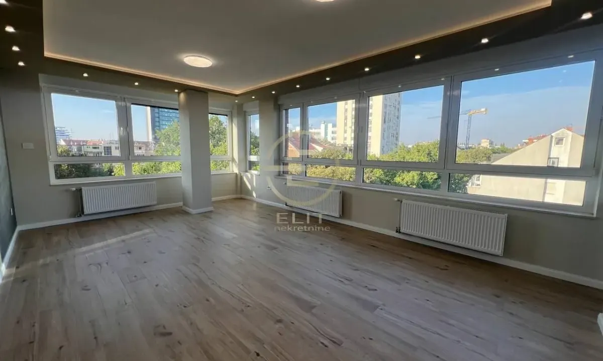 Izdavanje, poslovni prostor, 101m², Centar, Novi Sad