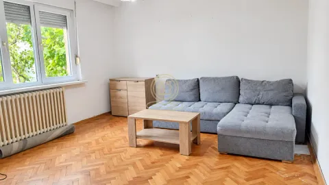 Dnevna soba sa ugaonom garniturom, drvenim stočićem i komodom. - image 3