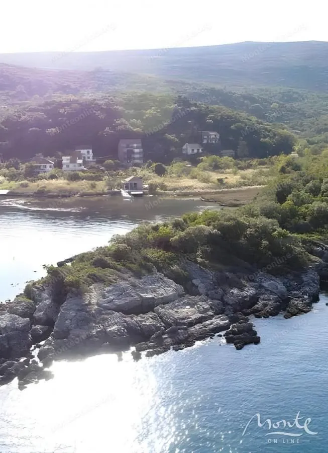 Pogled na obalu i okolni krajolik.