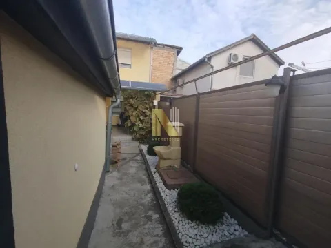 Bočni prolaz i dvorište kuće sa ogradom i uređenim delom sa šljunkom. - image 24