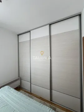 Spavaća soba sa velikim ugradnim garderoberom sa kliznim vratima. - image 6
