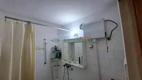 Manje kupatilo sa tuš kabinom, ogledalom i sanitarijama. - image 4