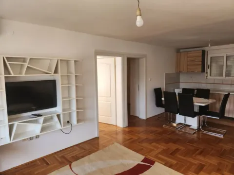 Izdavanje, dvosoban stan, 65m², Centar, Podgorica - image 2