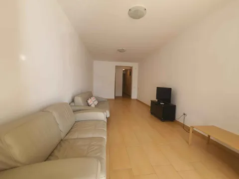 Dnevna soba sa garniturom za sjedenje i televizorom. - image 8