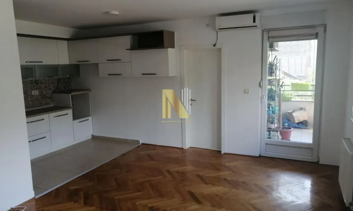 Izdavanje, poslovni prostor, 83m², Sajmište, Novi Sad