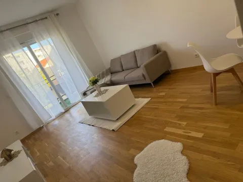 Dnevna soba sa garniturom, stočićem i izlazom na terasu. - image 3