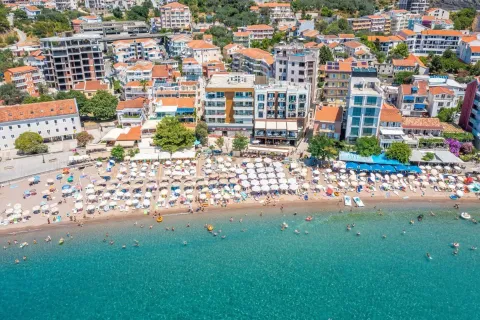 Pogled iz vazduha na pješčanu plažu i naselje uz obalu. - image 26