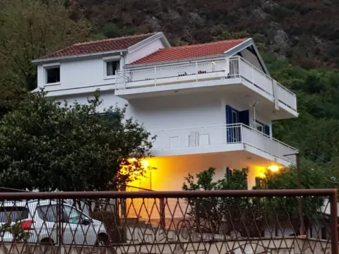 Izdavanje, trosoban stan, 160m2, Škaljari, Kotor