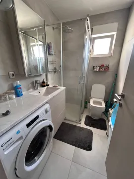 Moderne kupatilo sa tuš kabinom, umivaonikom, veš mašinom i toaletom. - image 3