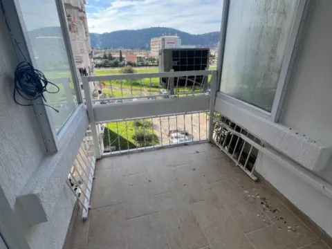 Izdavanje, trosoban stan, 100m², Centar, Bar - image 9