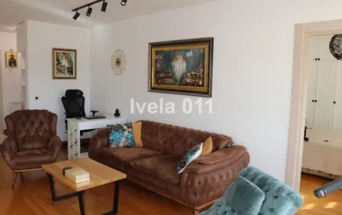 Dnevna soba sa garniturom, radnim stolom i dekorativnim slikama na zidu. - image 20