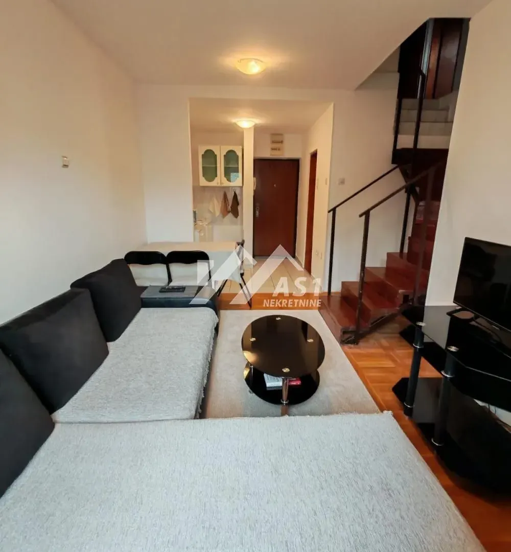 Izdavanje, trosoban stan, 54m², Centar, Novi Sad