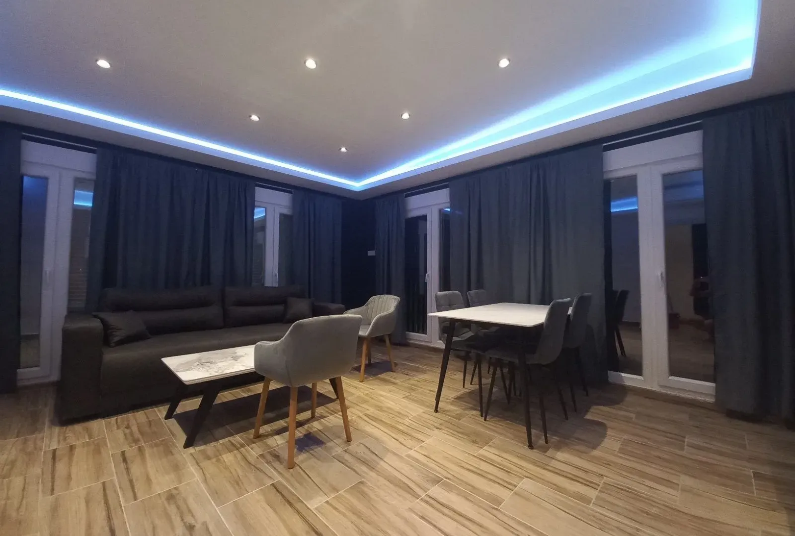 Izdavanje, dvosoban stan, 70m², Kalimanj, Tivat