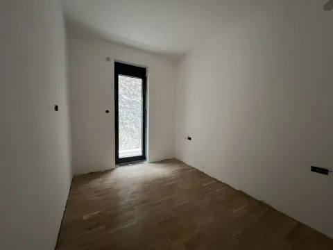 Prazna soba sa drvenim podom i balkonskim vratima. - image 19